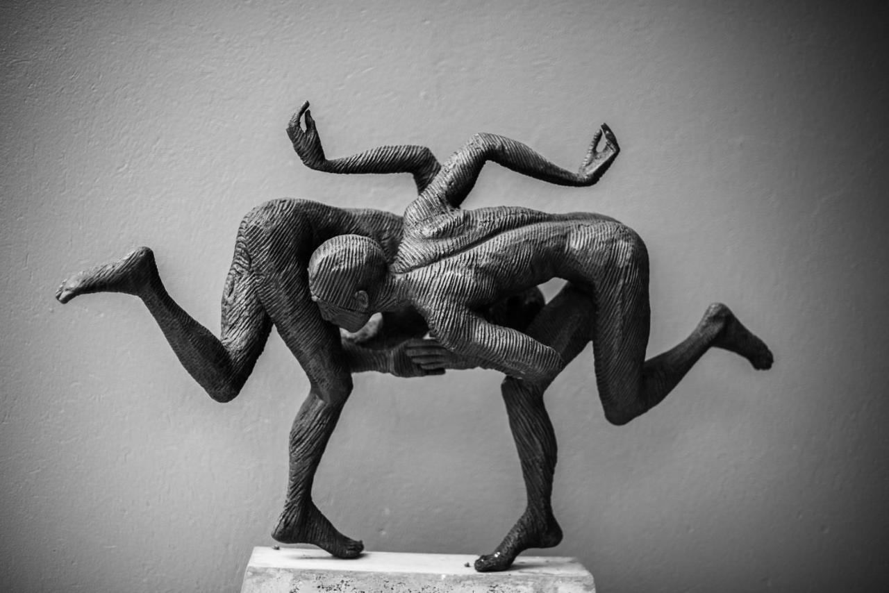 Seven Villa Hotel & Spa Йоханнесбург Экстерьер фото The sculpture of the wrestlers