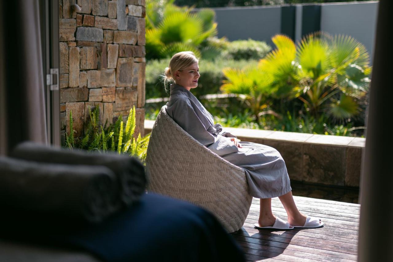 Seven Villa Hotel & Spa Йоханнесбург Экстерьер фото A woman wearing a bathrobe