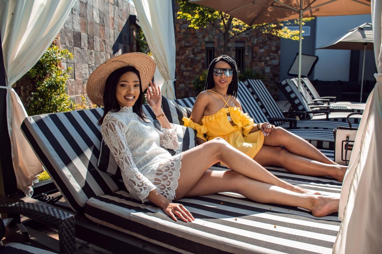 Seven Villa Hotel & Spa Йоханнесбург Экстерьер фото Two women sunbathing