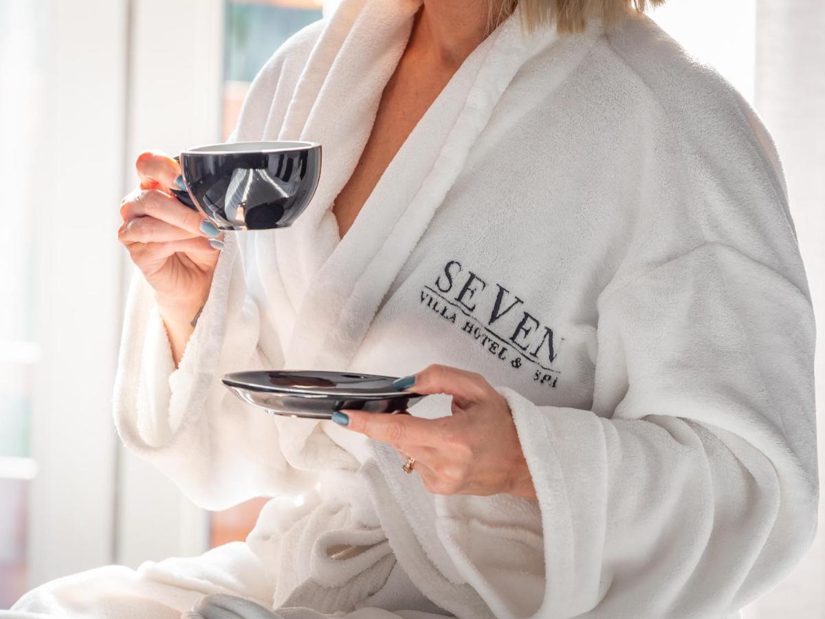 Seven Villa Hotel & Spa Йоханнесбург Экстерьер фото A woman wearing a bathrobe