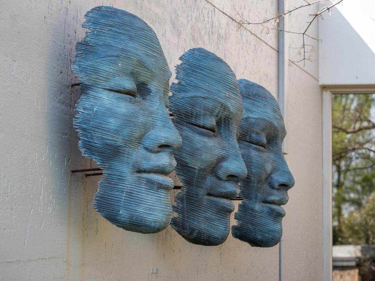 Seven Villa Hotel & Spa Йоханнесбург Экстерьер фото The sculpture in 2018
