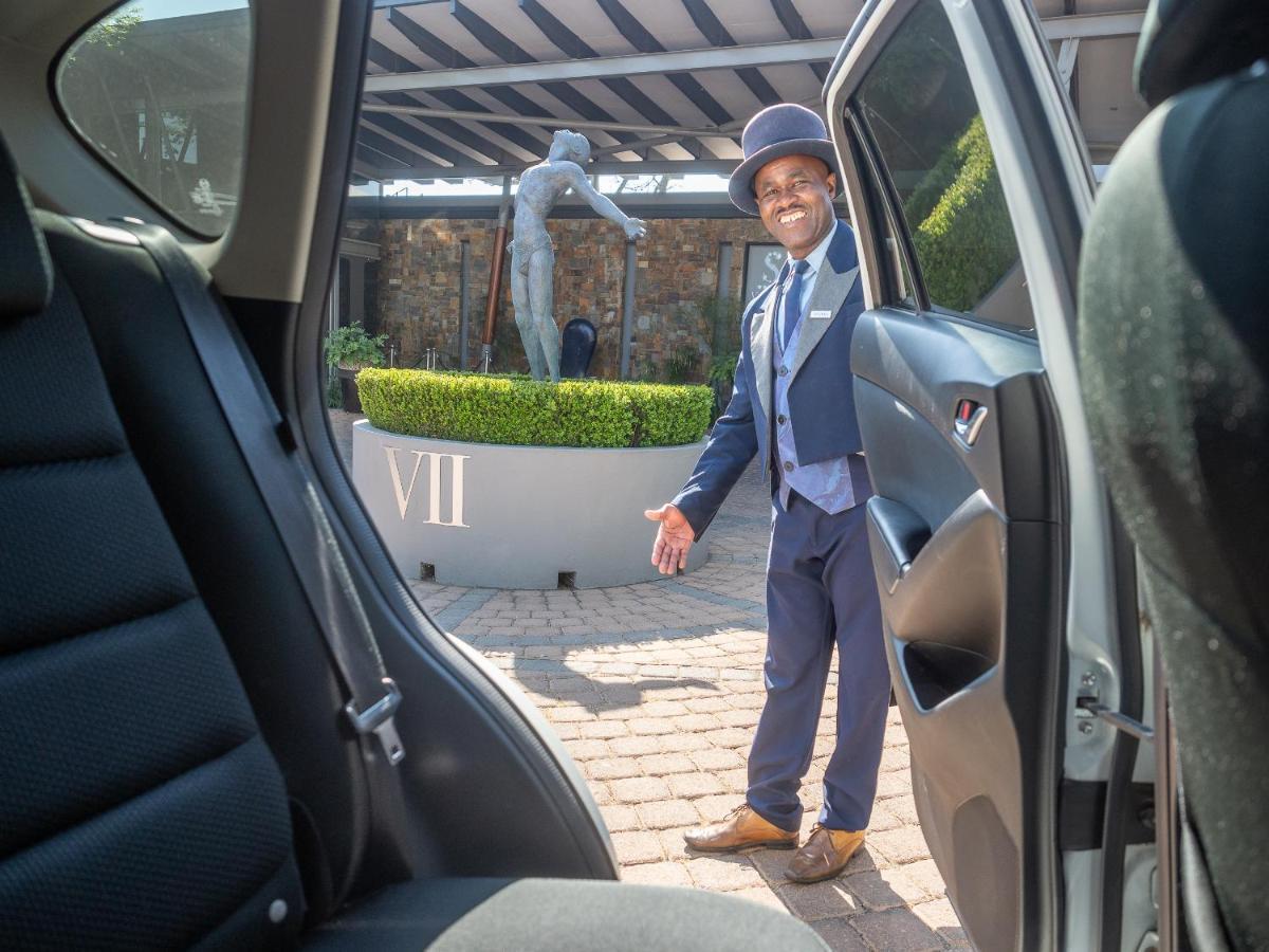 Seven Villa Hotel & Spa Йоханнесбург Экстерьер фото A chauffeur opening a car door