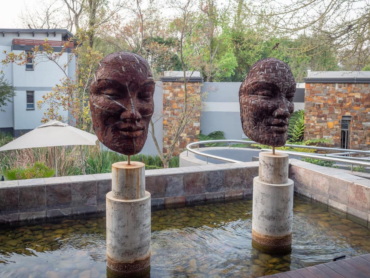 Seven Villa Hotel & Spa Йоханнесбург Экстерьер фото Sculptures at the entrance of the Apartheid Museum