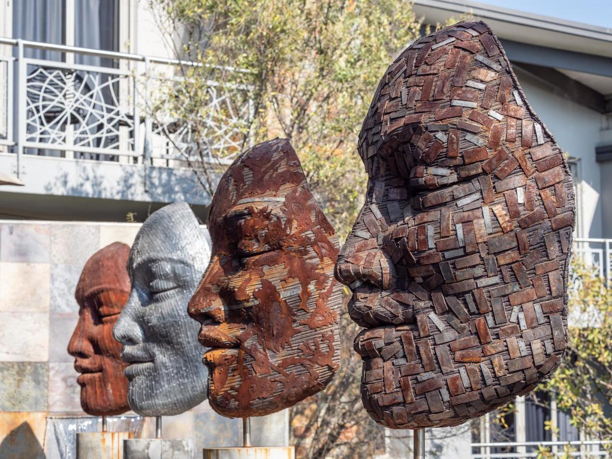 Seven Villa Hotel & Spa Йоханнесбург Экстерьер фото Sculpture in the town of San Juan de Aznalfarache