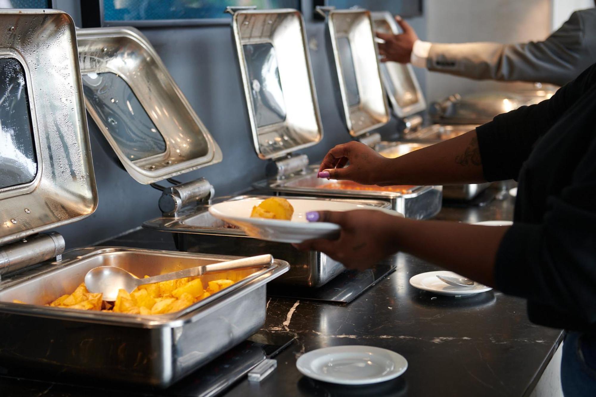 Seven Villa Hotel & Spa Йоханнесбург Экстерьер фото A self-service buffet
