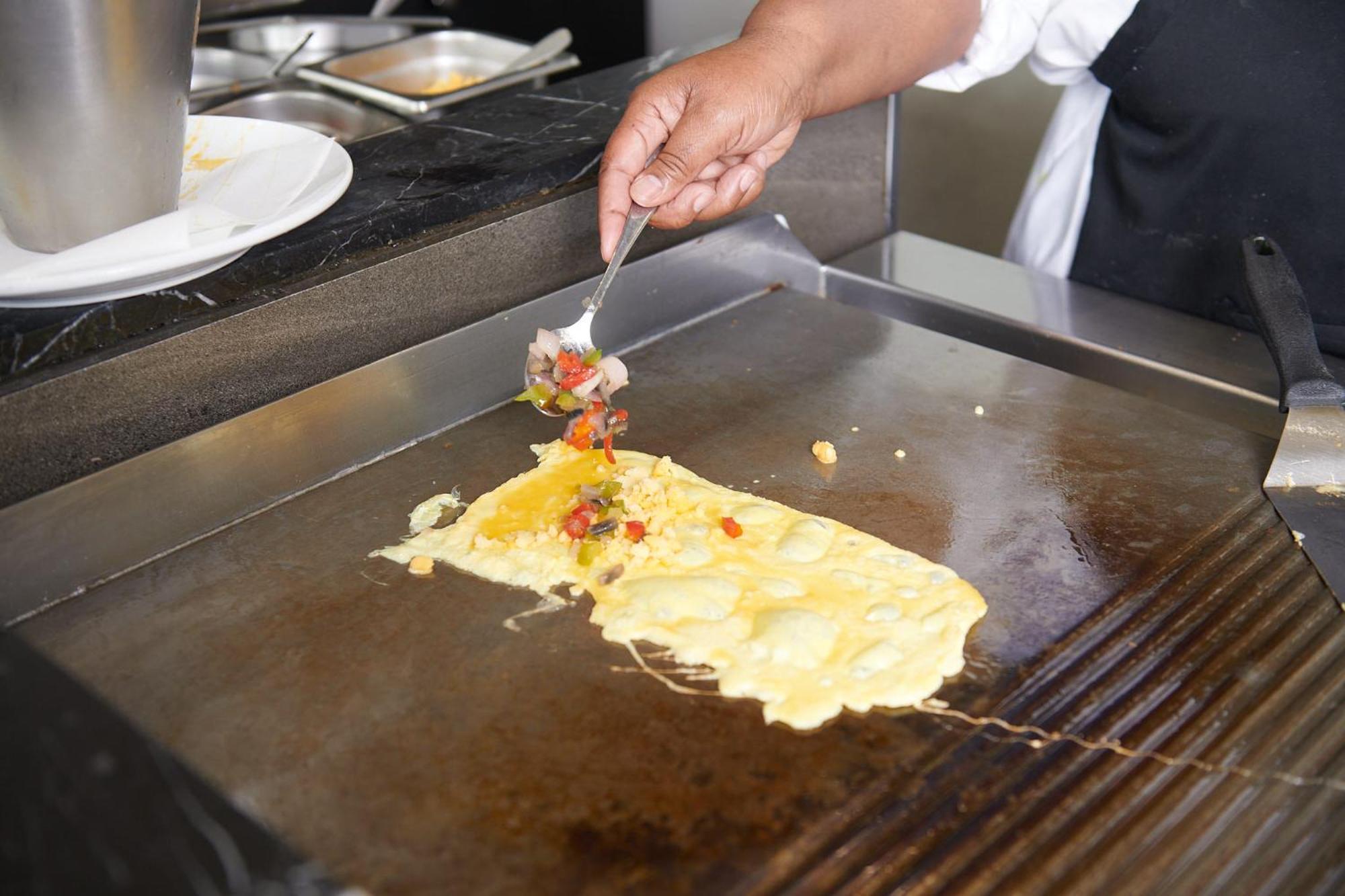 Seven Villa Hotel & Spa Йоханнесбург Экстерьер фото Preparation of an omelette