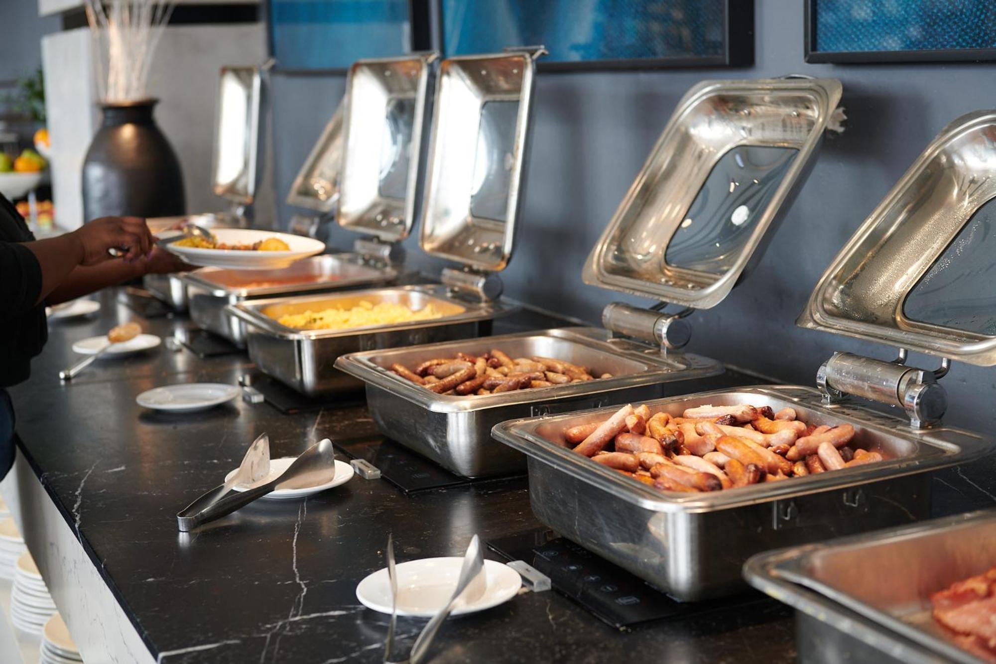 Seven Villa Hotel & Spa Йоханнесбург Экстерьер фото A buffet