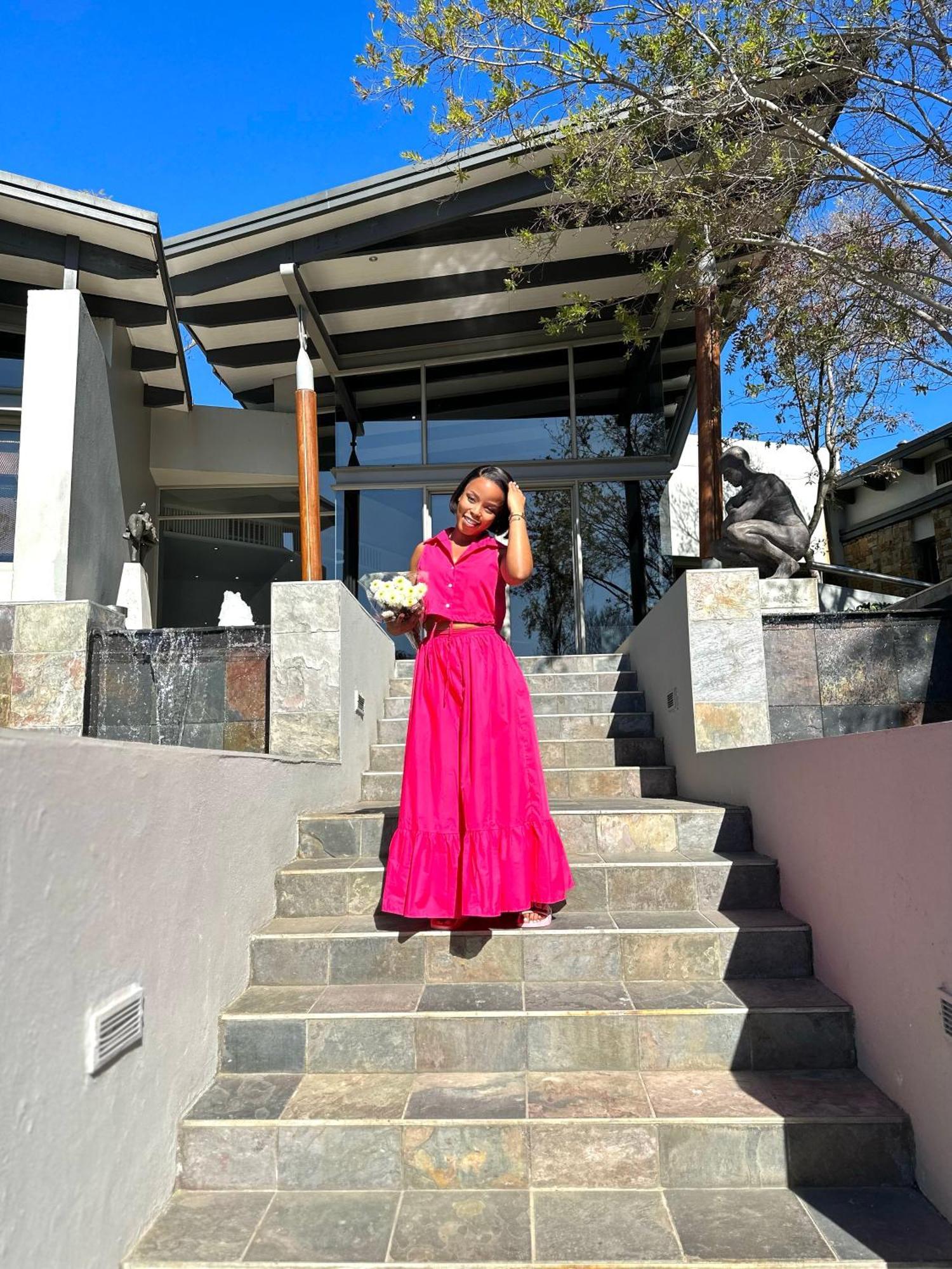 Seven Villa Hotel & Spa Йоханнесбург Экстерьер фото A woman wearing a pink dress