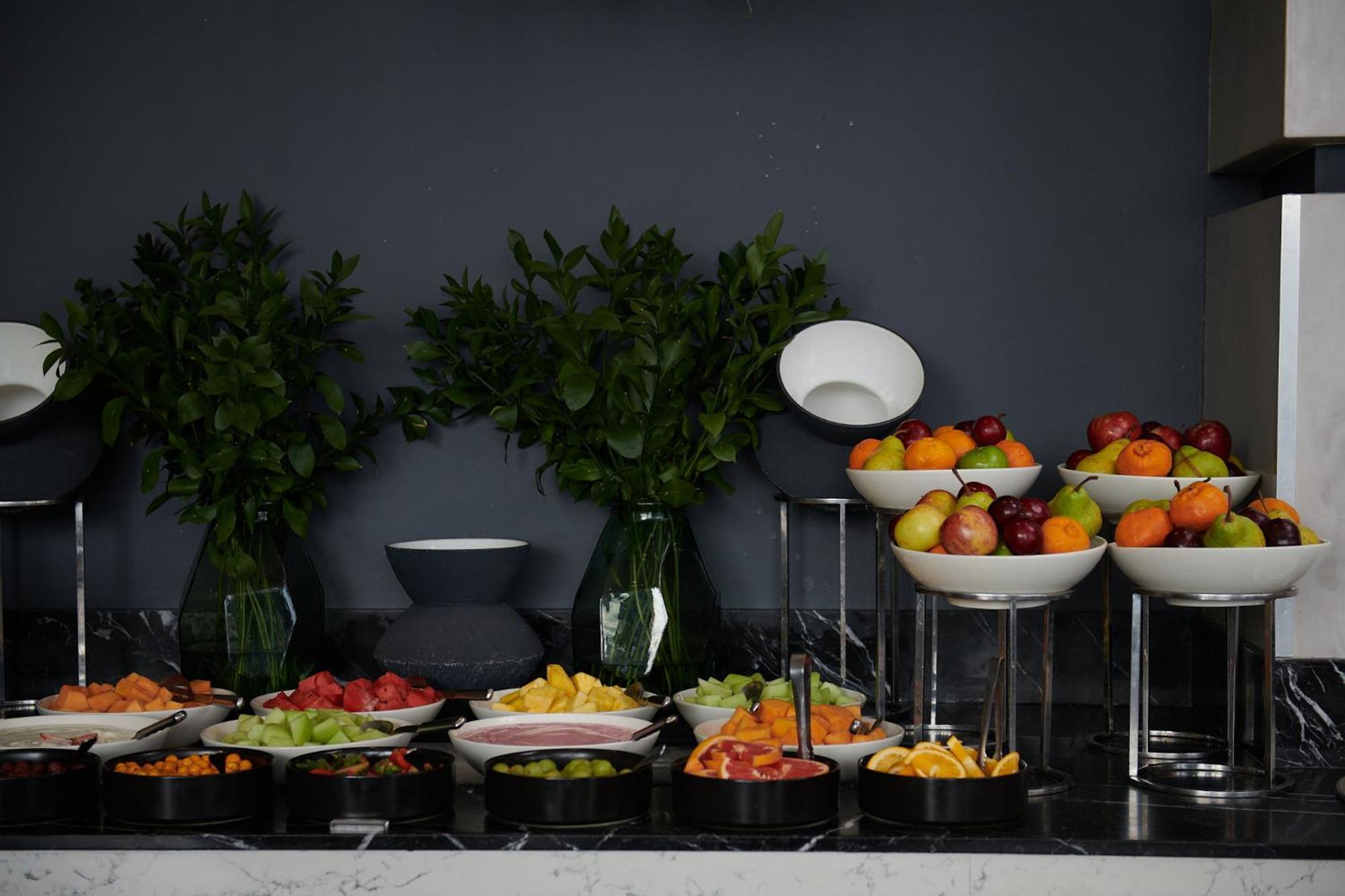 Seven Villa Hotel & Spa Йоханнесбург Экстерьер фото A fruit salad buffet