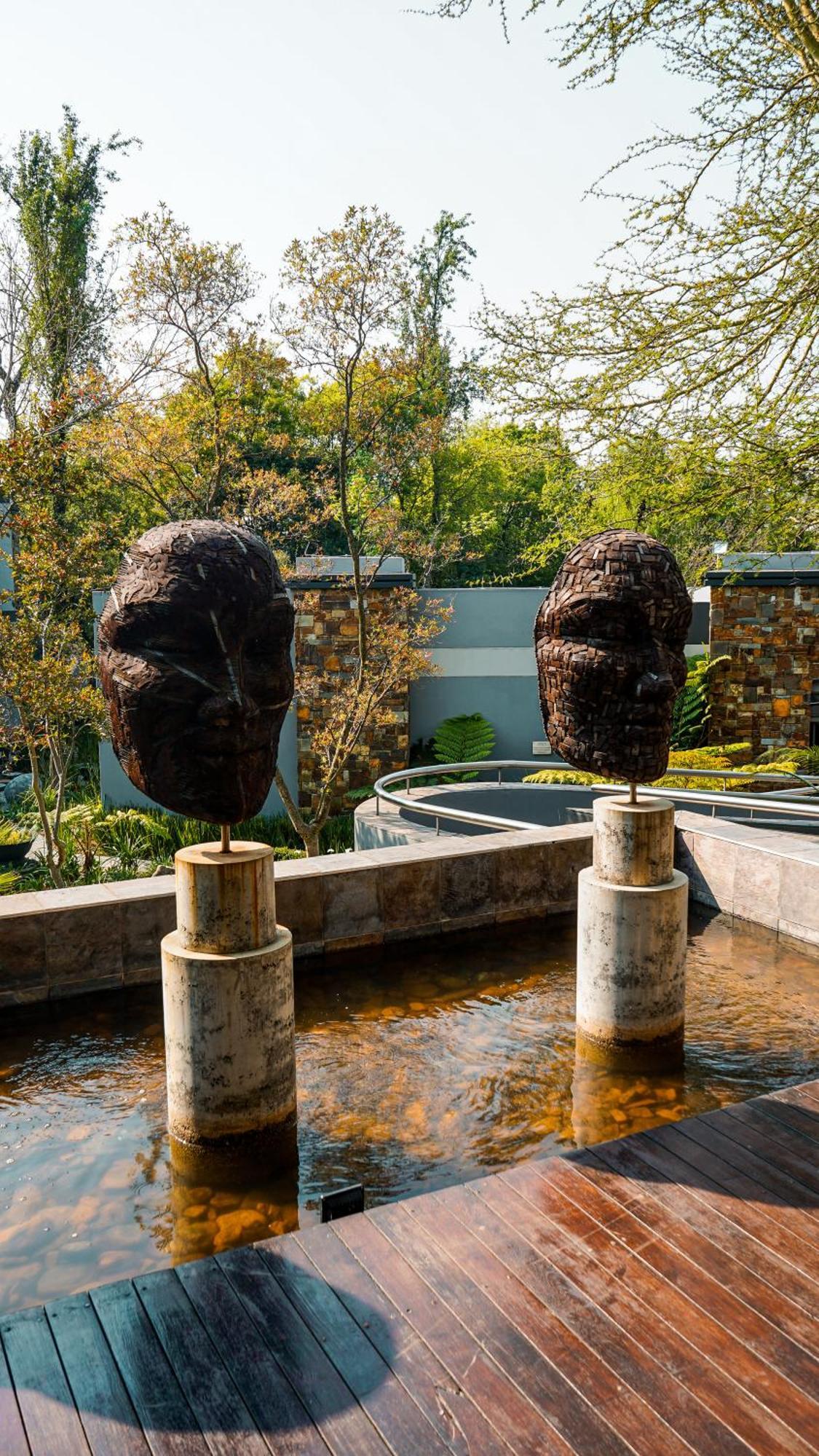 Seven Villa Hotel & Spa Йоханнесбург Экстерьер фото The sculpture "The Two" by artist Mark Rothko