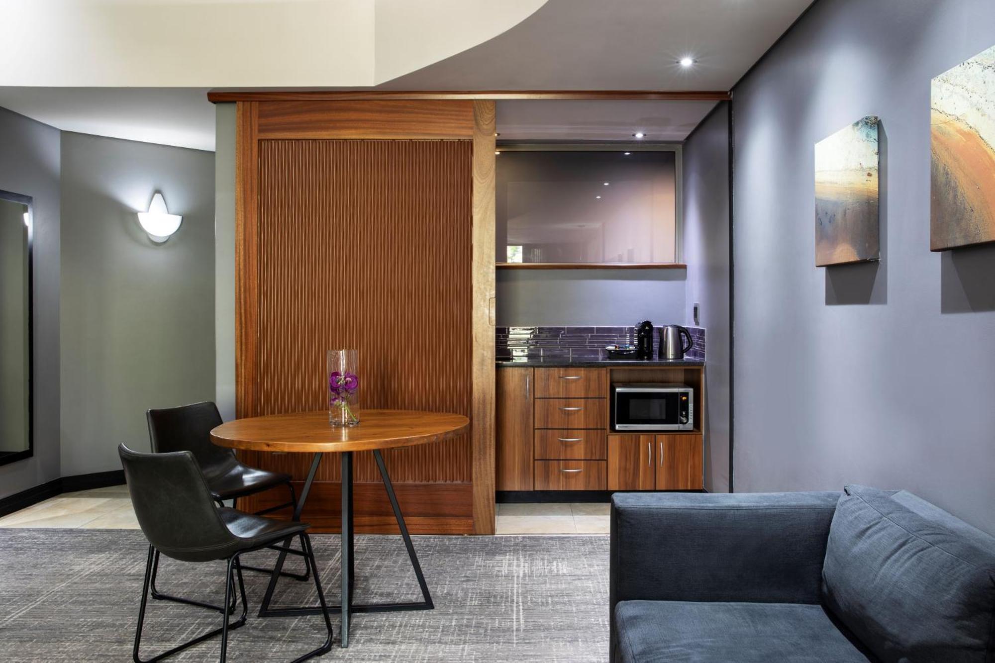 Seven Villa Hotel & Spa Йоханнесбург Экстерьер фото A suite at the Hilton London Heathrow