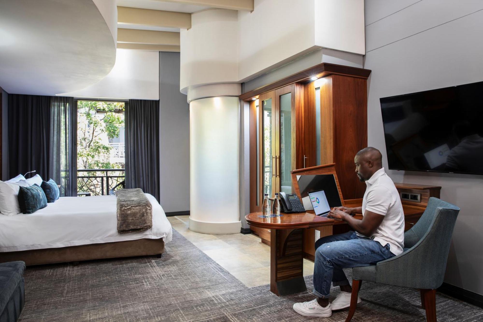 Seven Villa Hotel & Spa Йоханнесбург Экстерьер фото A guest working in a room at Protea Hotel, Sandton