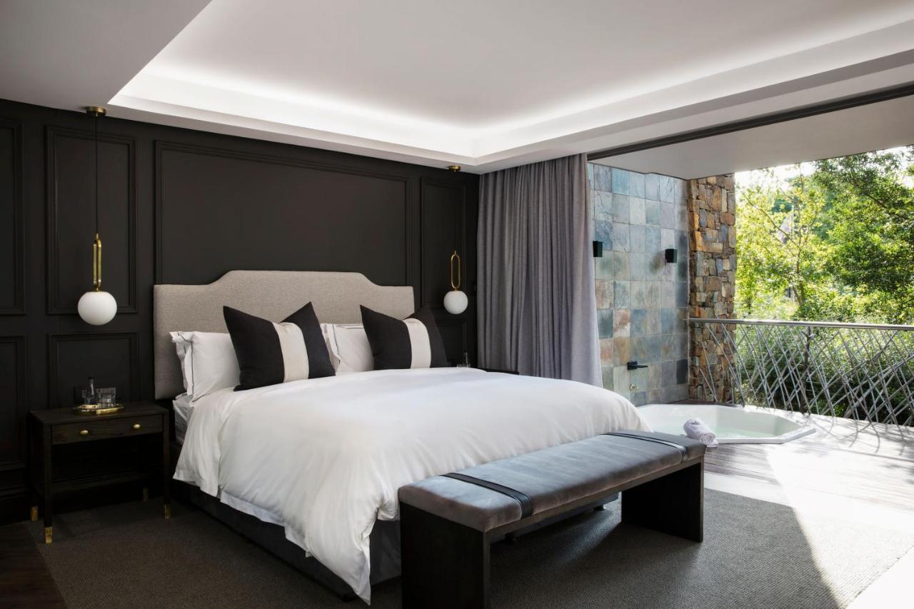 Seven Villa Hotel & Spa Йоханнесбург Экстерьер фото The bedroom of the 2018 Master Bedroom of the Year winner